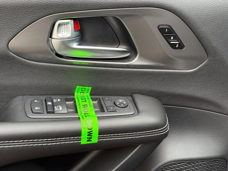 Chrysler Pacifica Vehicle Full-screen Gallery Image 18