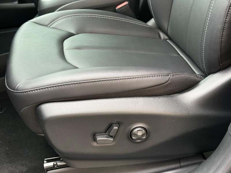 Chrysler Pacifica Vehicle Full-screen Gallery Image 19