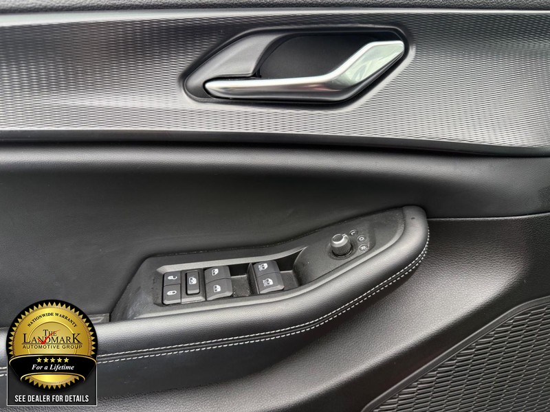 Jeep Grand Cherokee L Vehicle Full-screen Gallery Image 8