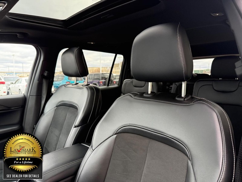 Jeep Grand Cherokee L Vehicle Full-screen Gallery Image 9