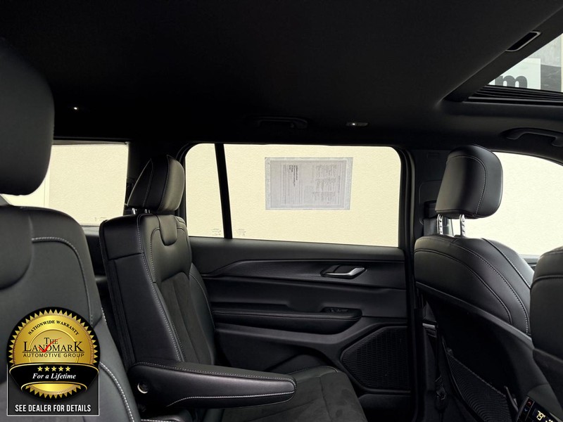 Jeep Grand Cherokee L Vehicle Full-screen Gallery Image 15