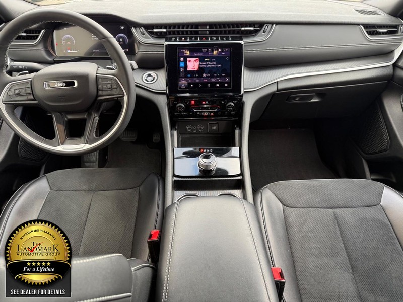 Jeep Grand Cherokee L Vehicle Full-screen Gallery Image 18