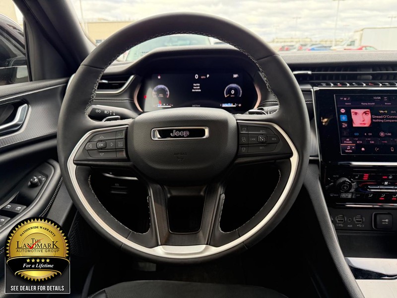 Jeep Grand Cherokee L Vehicle Full-screen Gallery Image 19