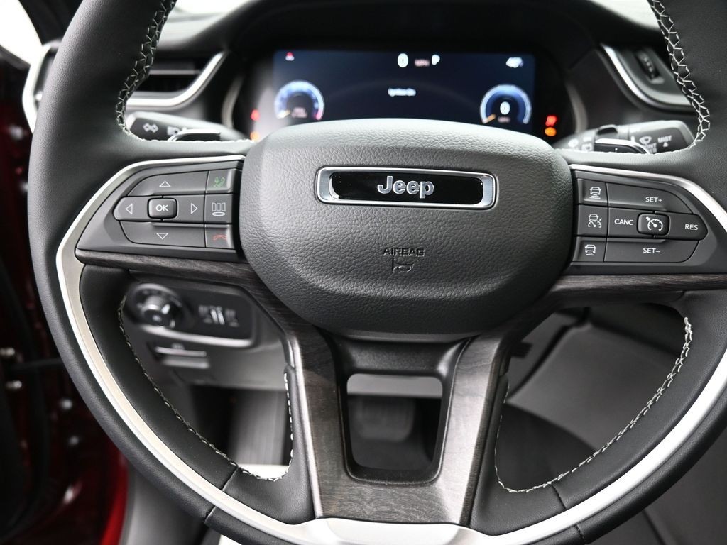 Jeep Grand Cherokee L Vehicle Full-screen Gallery Image 10