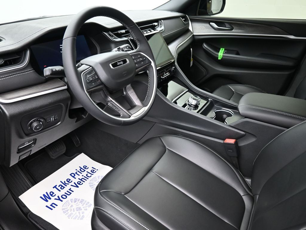 Jeep Grand Cherokee L Vehicle Full-screen Gallery Image 15