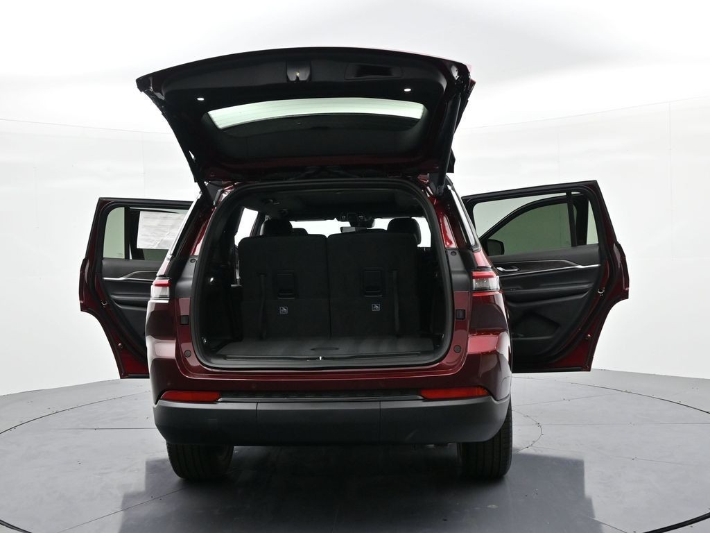 Jeep Grand Cherokee L Vehicle Full-screen Gallery Image 29