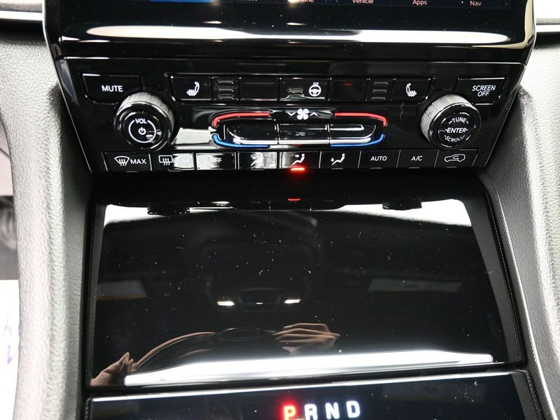 Jeep Grand Cherokee L Vehicle Full-screen Gallery Image 12