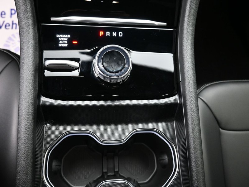 Jeep Grand Cherokee L Vehicle Full-screen Gallery Image 13