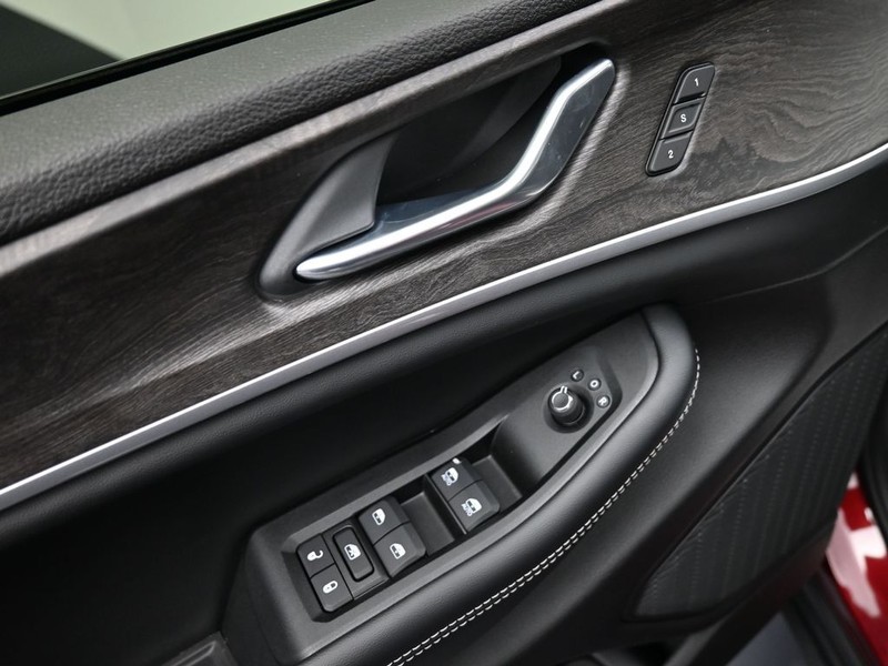 Jeep Grand Cherokee L Vehicle Full-screen Gallery Image 14