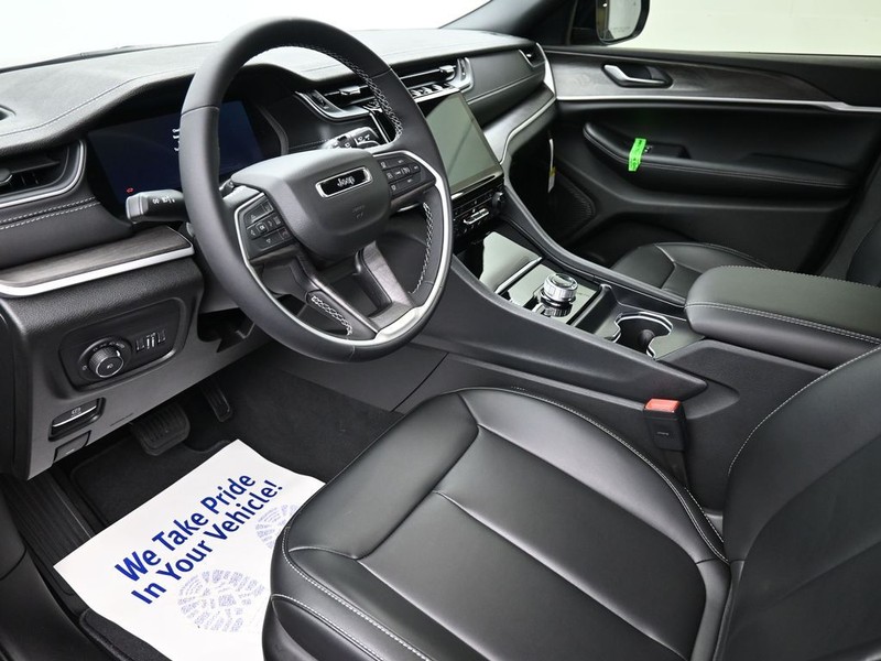 Jeep Grand Cherokee L Vehicle Full-screen Gallery Image 15