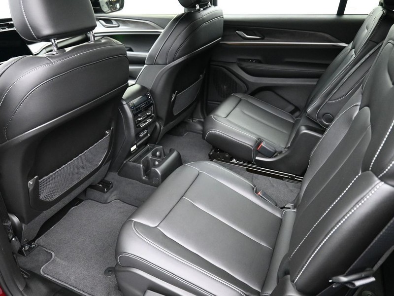 Jeep Grand Cherokee L Vehicle Full-screen Gallery Image 16