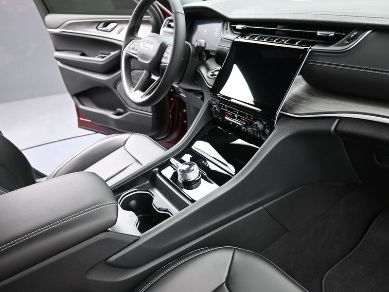 Jeep Grand Cherokee L Vehicle Full-screen Gallery Image 17