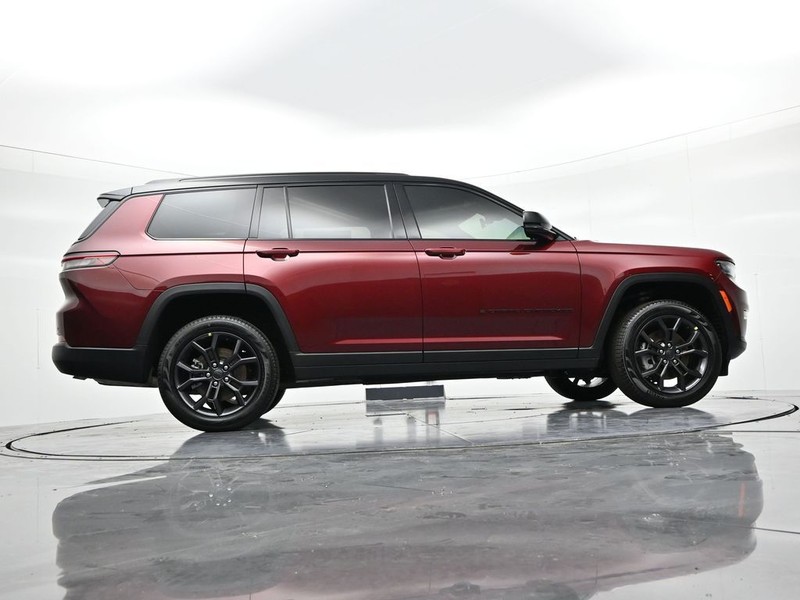 Jeep Grand Cherokee L Vehicle Full-screen Gallery Image 25