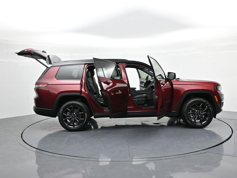 Jeep Grand Cherokee L Vehicle Full-screen Gallery Image 26
