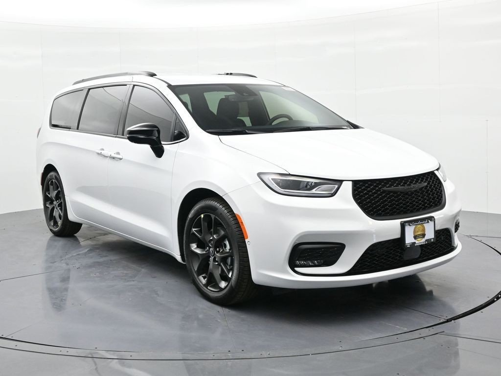 Chrysler Pacifica Vehicle Full-screen Gallery Image 4