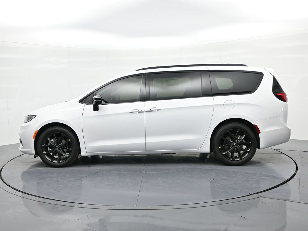 Chrysler Pacifica Vehicle Full-screen Gallery Image 9