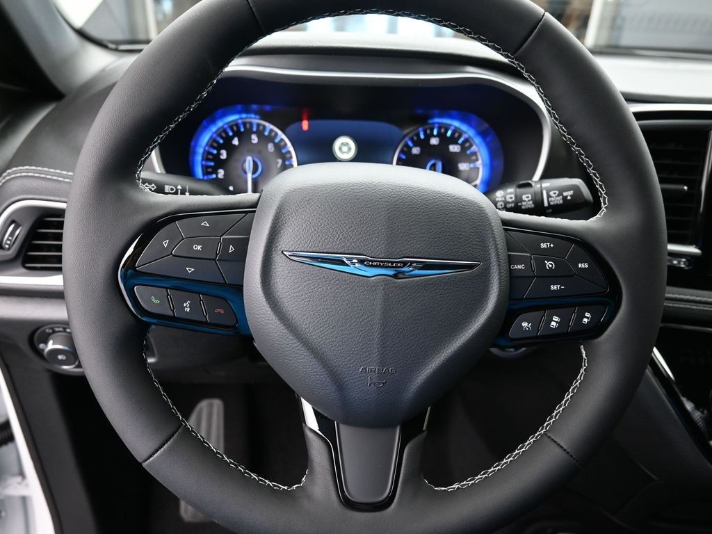 Chrysler Pacifica Vehicle Full-screen Gallery Image 12