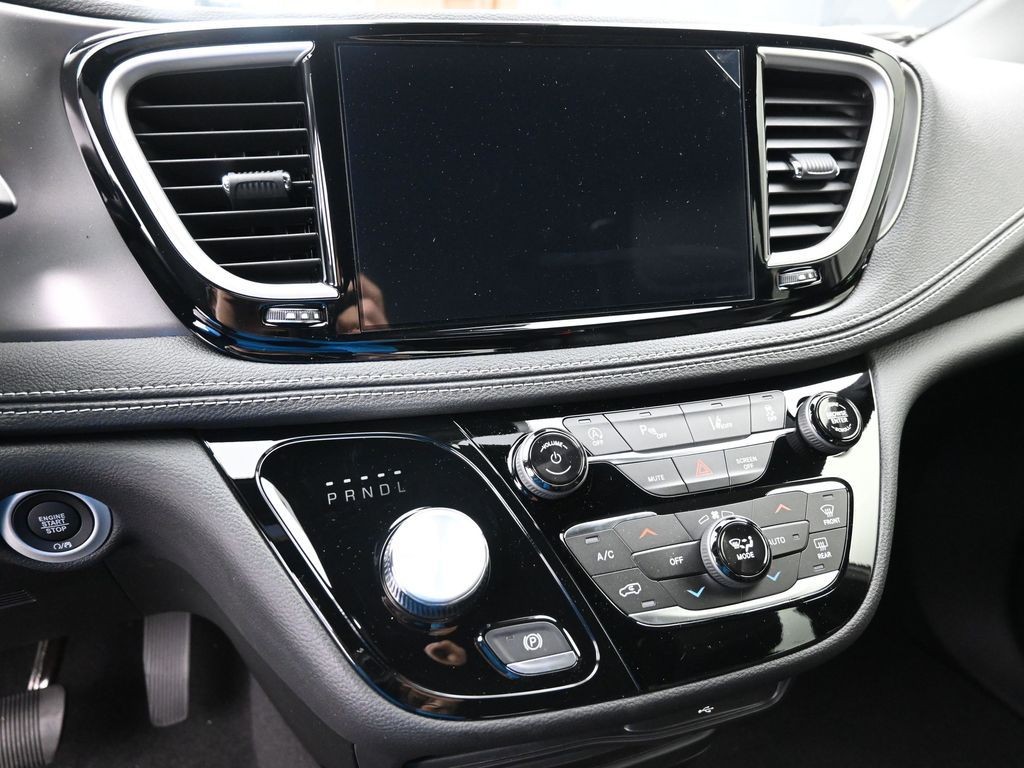 Chrysler Pacifica Vehicle Full-screen Gallery Image 13