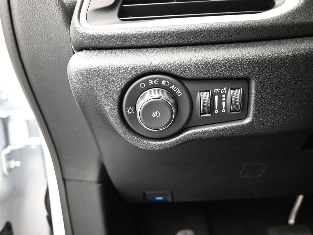 Chrysler Pacifica Vehicle Full-screen Gallery Image 14