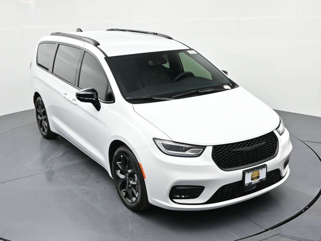 Chrysler Pacifica Vehicle Full-screen Gallery Image 15