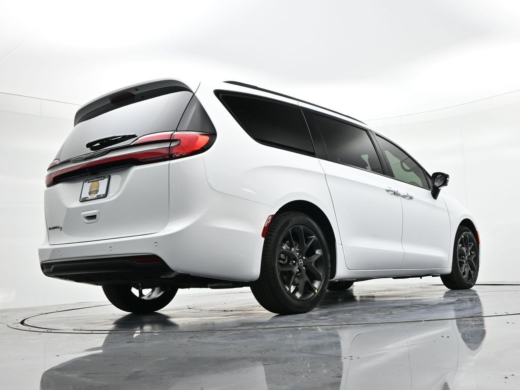 Chrysler Pacifica Vehicle Full-screen Gallery Image 21