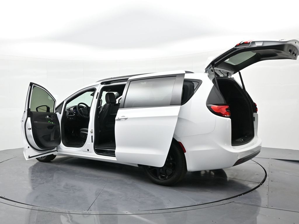 Chrysler Pacifica Vehicle Full-screen Gallery Image 24