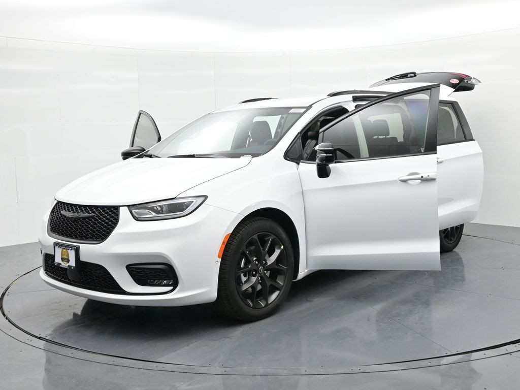 Chrysler Pacifica Vehicle Full-screen Gallery Image 25