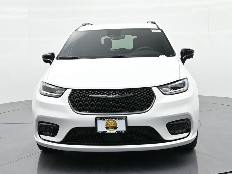 Chrysler Pacifica Vehicle Full-screen Gallery Image 2