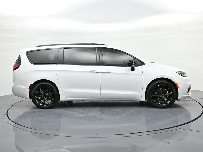 Chrysler Pacifica Vehicle Full-screen Gallery Image 4