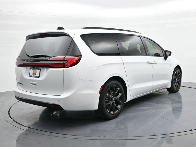 Chrysler Pacifica Vehicle Full-screen Gallery Image 5