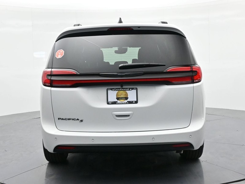 Chrysler Pacifica Vehicle Full-screen Gallery Image 6