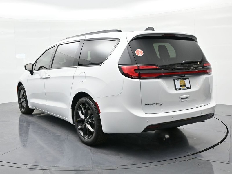 Chrysler Pacifica Vehicle Full-screen Gallery Image 7