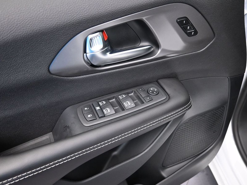 Chrysler Pacifica Vehicle Full-screen Gallery Image 10