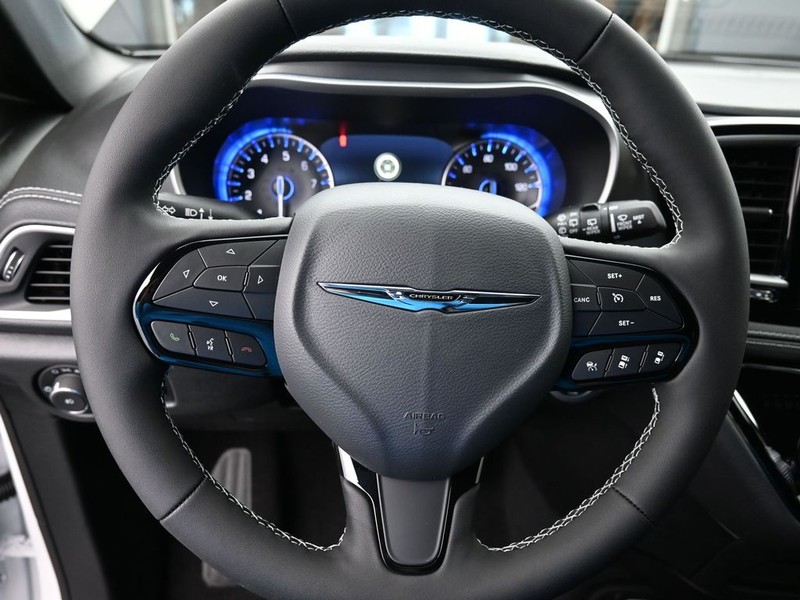 Chrysler Pacifica Vehicle Full-screen Gallery Image 11