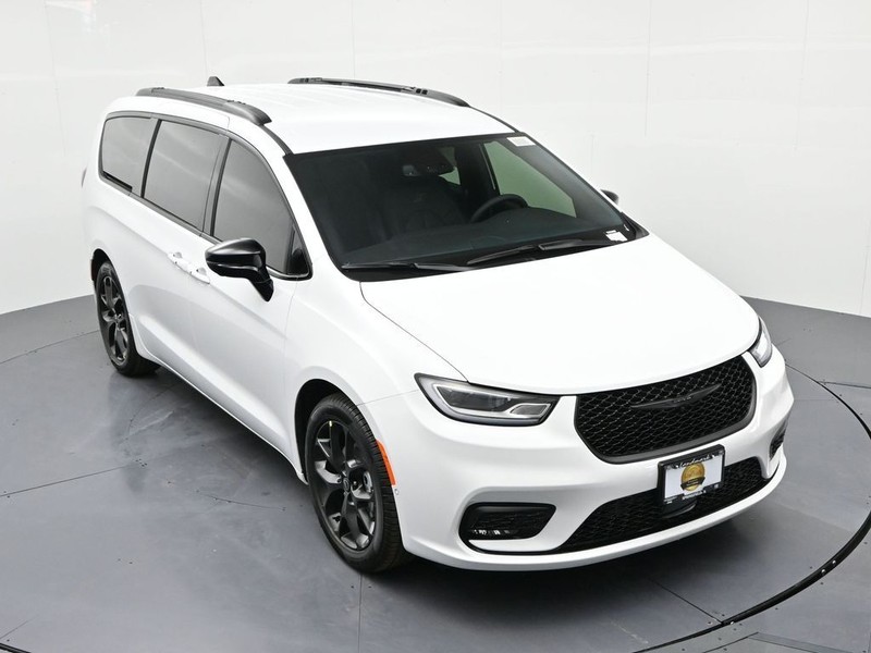 Chrysler Pacifica Vehicle Full-screen Gallery Image 14