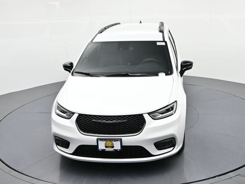 Chrysler Pacifica Vehicle Full-screen Gallery Image 15