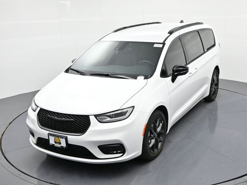 Chrysler Pacifica Vehicle Full-screen Gallery Image 16