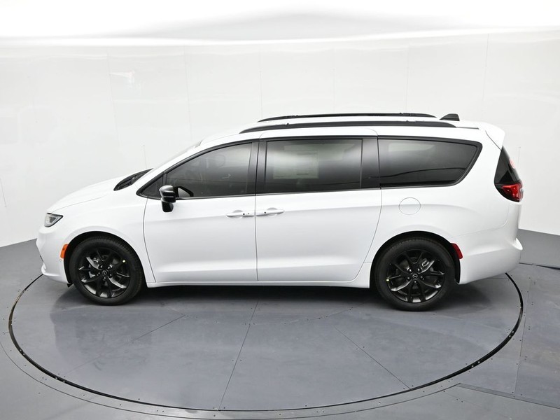 Chrysler Pacifica Vehicle Full-screen Gallery Image 17