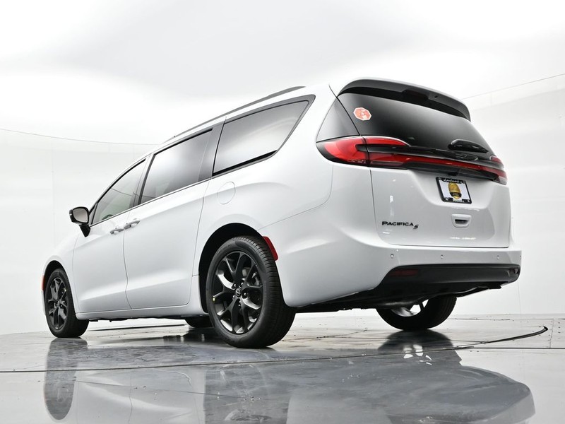 Chrysler Pacifica Vehicle Full-screen Gallery Image 18