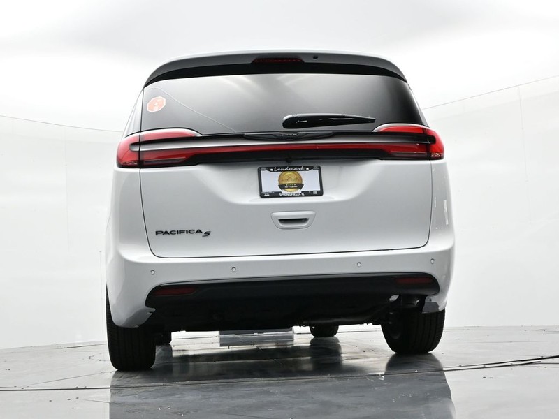 Chrysler Pacifica Vehicle Full-screen Gallery Image 19