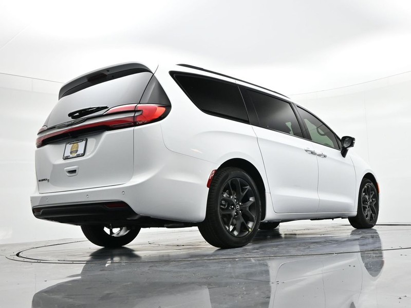 Chrysler Pacifica Vehicle Full-screen Gallery Image 20