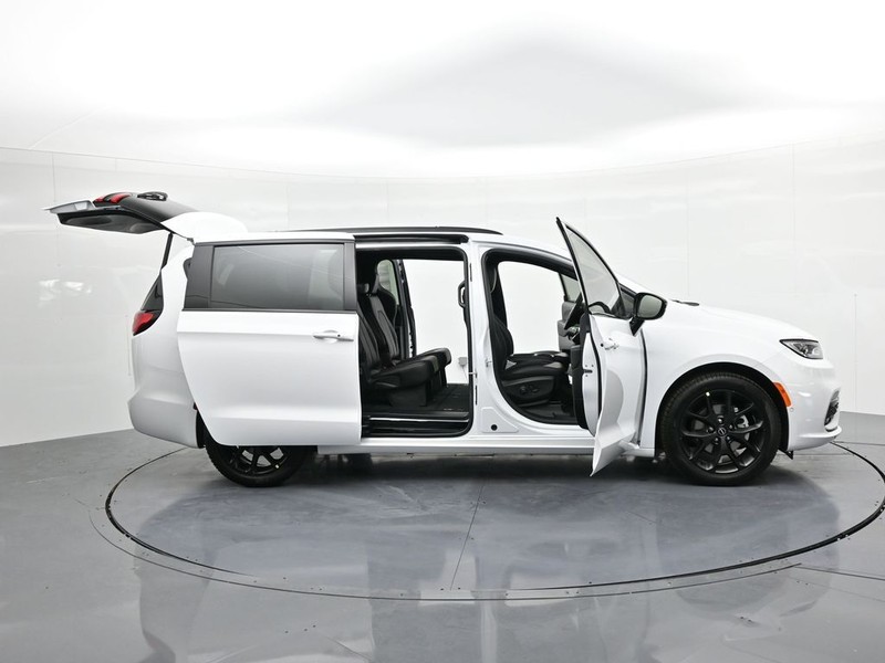 Chrysler Pacifica Vehicle Full-screen Gallery Image 22