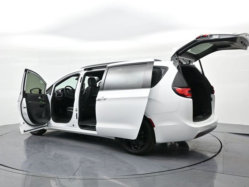 Chrysler Pacifica Vehicle Full-screen Gallery Image 23