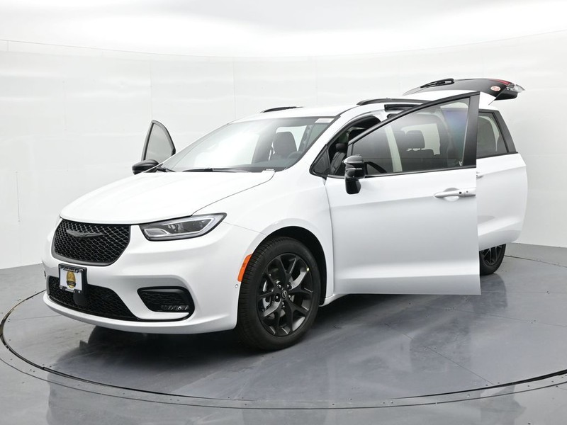 Chrysler Pacifica Vehicle Full-screen Gallery Image 24