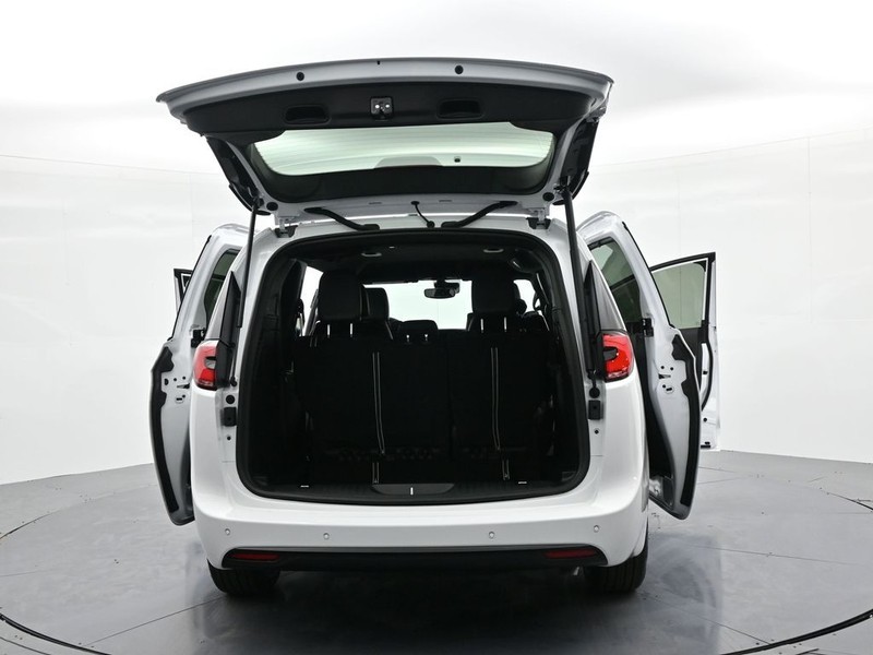 Chrysler Pacifica Vehicle Full-screen Gallery Image 25