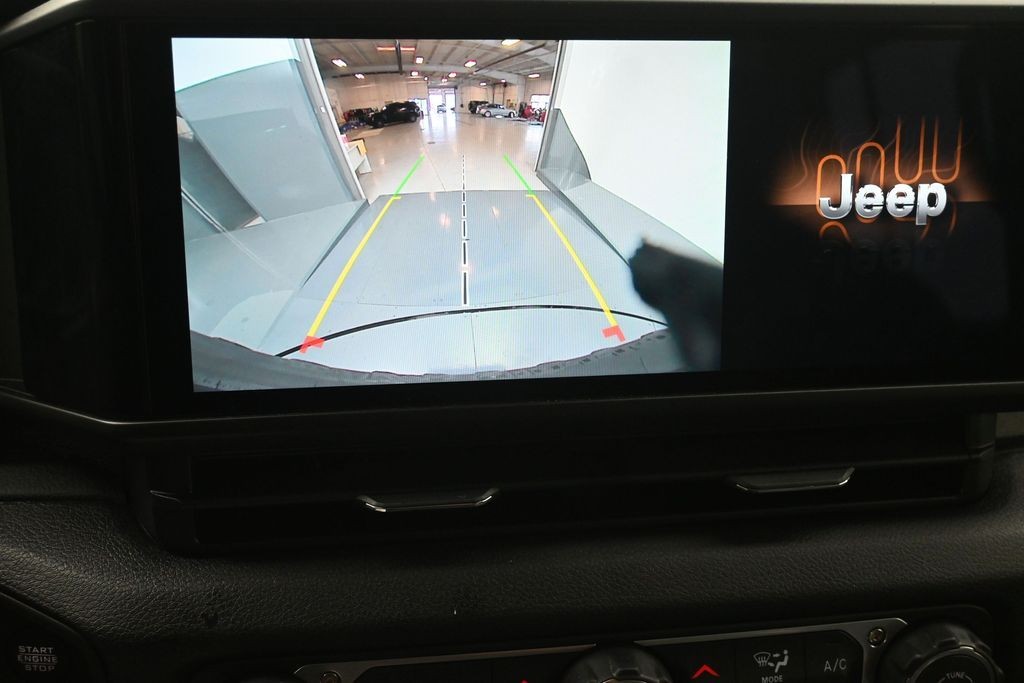 Jeep Wrangler Vehicle Full-screen Gallery Image 12