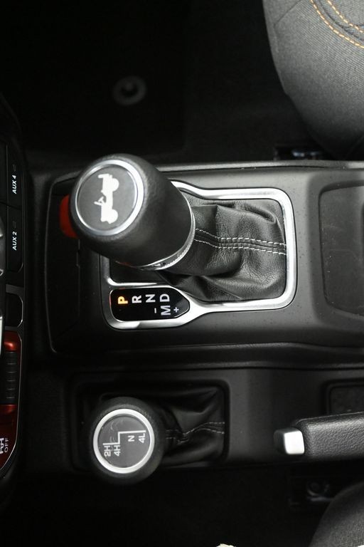 Jeep Wrangler Vehicle Full-screen Gallery Image 14