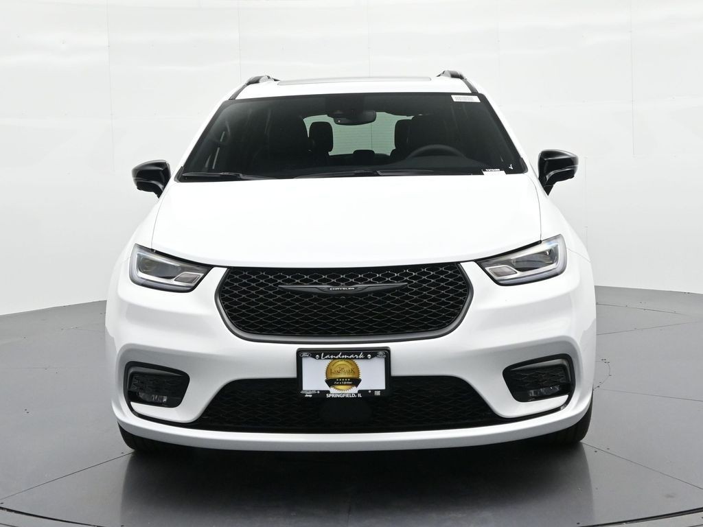 Chrysler Pacifica Vehicle Full-screen Gallery Image 3