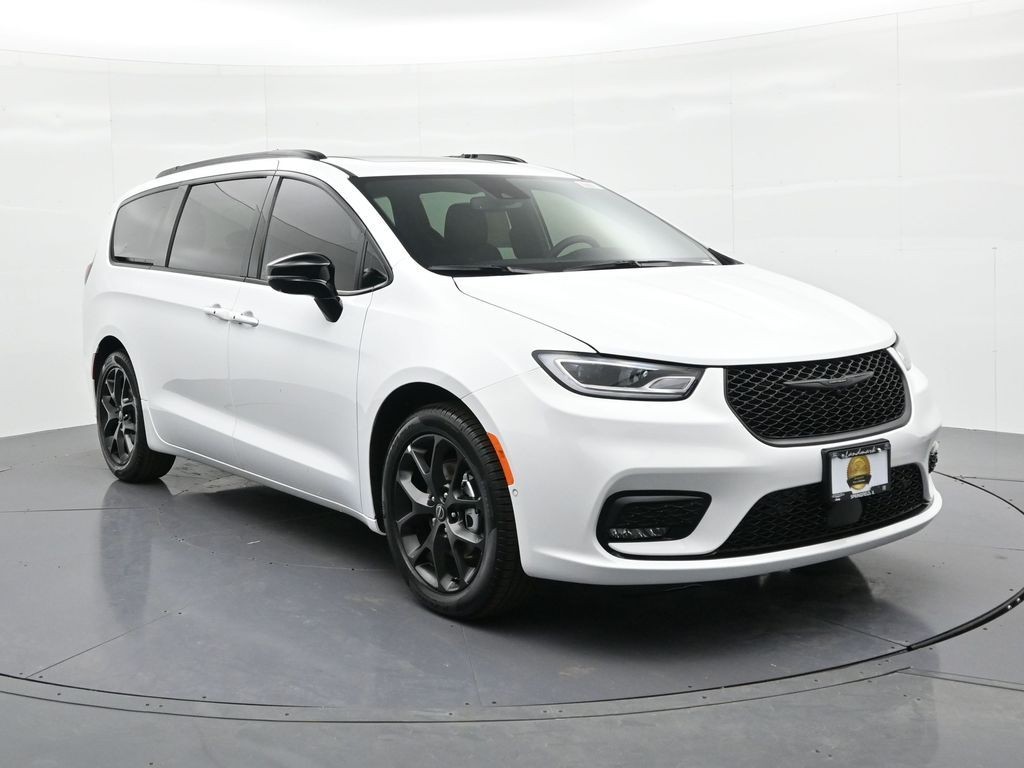 Chrysler Pacifica Vehicle Full-screen Gallery Image 4