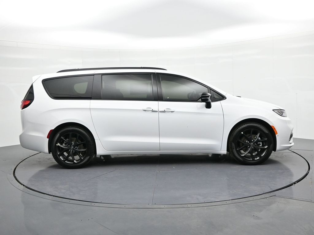 Chrysler Pacifica Vehicle Full-screen Gallery Image 5